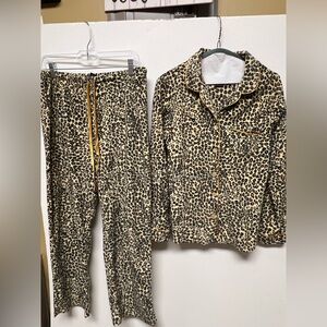 ARIA LEOPARD PRINT PAJAMAS W/GOLD TONE TRIM  SIZE SMALL TAN/BLACK-NOTCHED COLLAR